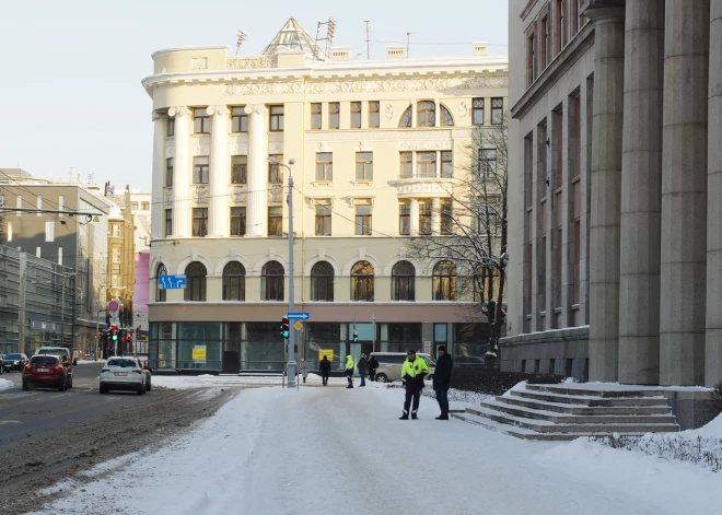 Saņemot drošības dienestu izvērtējumu, kas norāda uz iespējamiem draudiem sabiedrības drošībai šāda piketa norises laikā, Rīgas pilsētas izpilddirektors Jānis Lange lēma aizliegt Palestīnas atbalsta mītiņa rīkošanu.