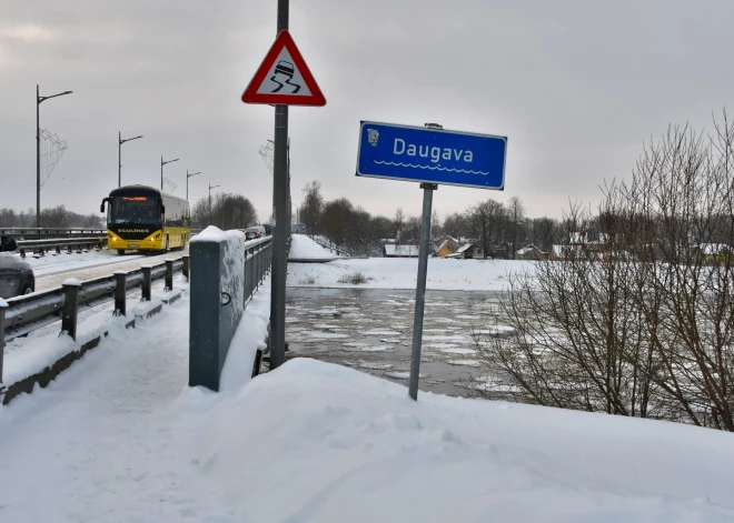 Jēkabpilī gatavojas iespējamiem plūdiem, iegādāti arī smilšu maisi. Mērs Ragainis: "Monitorējam un skatāmies"