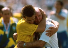 Mario Zagallo apskaujas ar Brazīlijas izlases kapteini Dungu pēc uzvaras 1994. gada Pasaules kausā