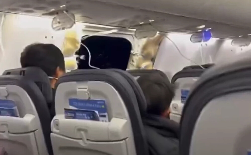 VIDEO: pasažieri šausmās noskatās, kā lidojumā laikā pazūd 