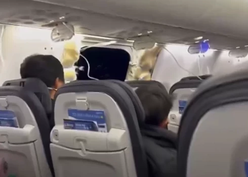 VIDEO: pasažieri šausmās noskatās, kā lidojumā laikā pazūd "Alaska Airlines" lidmašīnas korpusa daļa