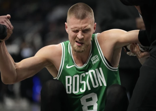 Porziņģis acs savainojuma dēļ nepabeidz NBA spēli