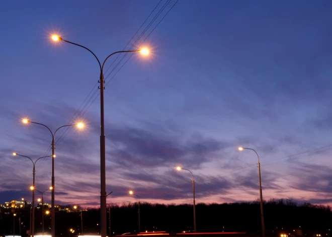 Saglabājoties augstai elektrības cenai, Rīgā varētu lemt par papildu taupības pasākumiem