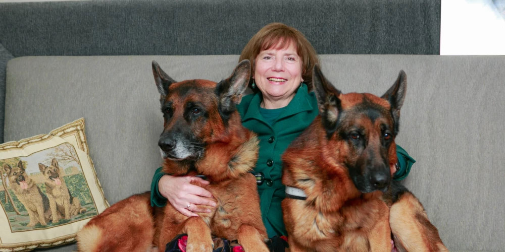 Vija Kilbloka, atbalstot četrkājaino draugu pēc vēža izoperēšanas, naktīs guļ blakus sunim uz grīdas