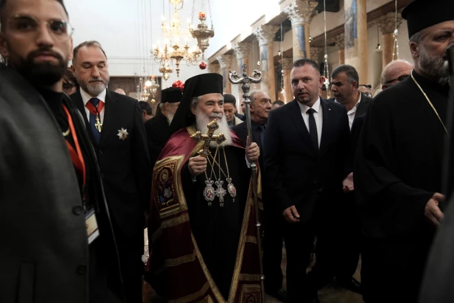 Jeruzalemes grieķu pareizticīgo patriarhs Teofilos III pastaigājas Kristus dzimšanas baznīcā, kur, kā tic kristieši, pareizticīgo Ziemassvētku priekšvakarā Betlēmē piedzima Jēzus Kristus.