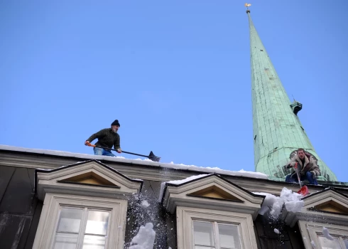 Часто сами рижане мешают уборке крыш от снега. Что делать с припаркованными у домов машинами?