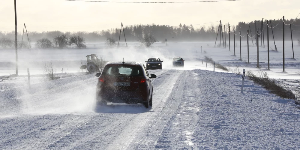 Apledojums un sniegs apgrūtina braukšanu lielākajā daļā Latvijas; situāciju pasliktinās gaidāmais atkusnis