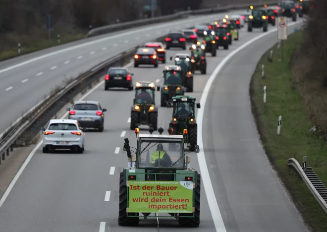 Zemnieki ar traktoriem pārvietoja pa automaģistrāli.