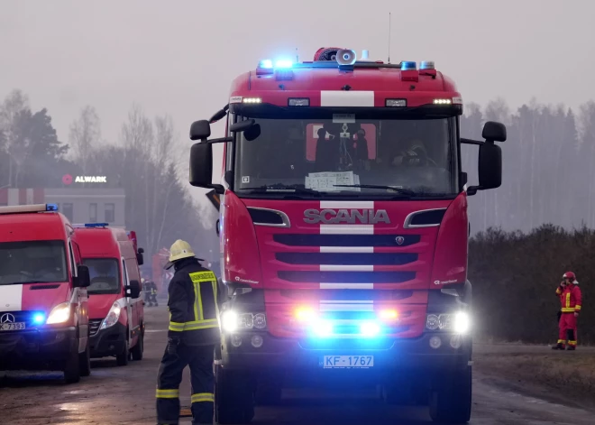 Līgatnē ugunsdzēsēji jau gandrīz diennakti dzēš degošu šķeldu kokapstrādes objektā; dzēšanu būtiski apgrūtina sals