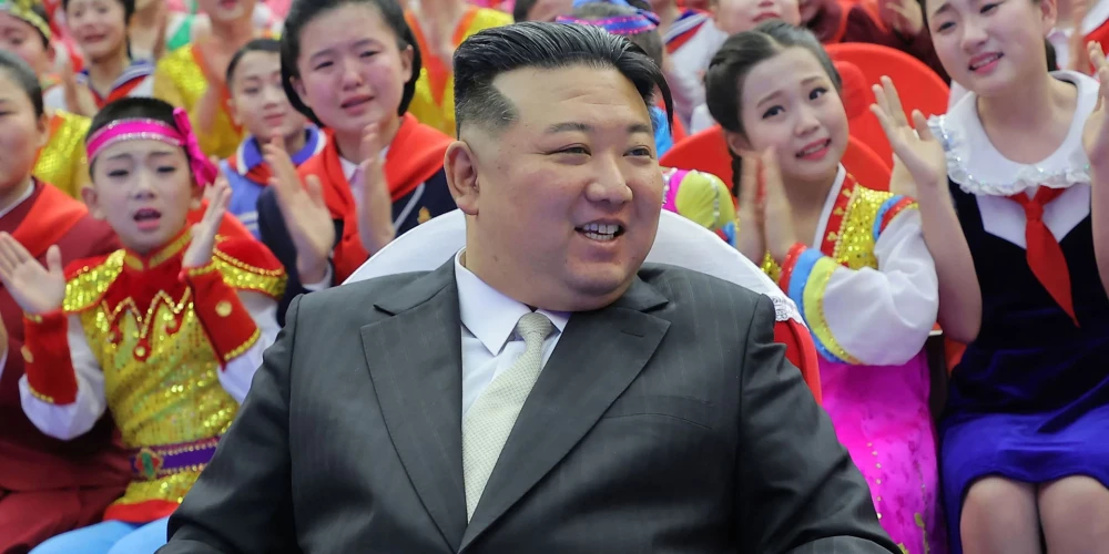 Ziemeļkorejas līderim Čenunam dzimšanas diena, bet viņa patiesais vecums paliek "miglā tīts"