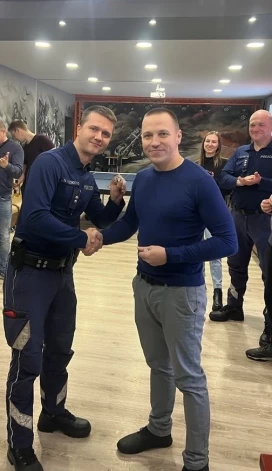 Krūšu nozīmi par 15 gadu izdienu Valsts policijā Puzikovam pasniedza Reaģēšanas biroja 4. nodaļas galvenais inspektors Jānis Vārna.