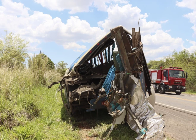 Autobusa un kravas auto sadursmē Brazīlijā gājuši bojā 25 cilvēki