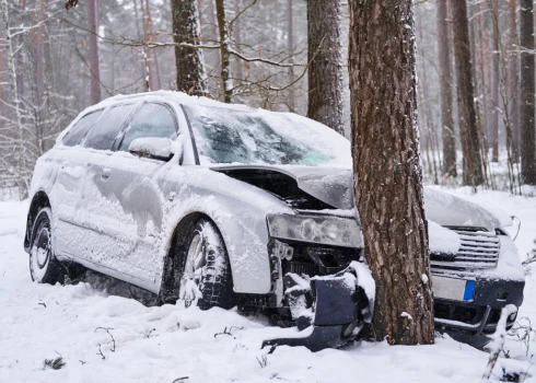 Уснул или почувствовал себя плохо и врезался в дерево в Улброке: водитель потерял много крови