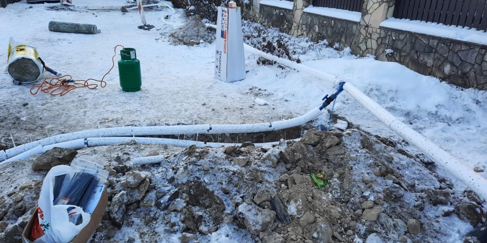Rīgā, Imantas līniju iedzīvotājiem kopš pagājušā gada pavasara jāsamierinās ar "inovatīvu ūdensvadu" – putuplastē ievīstītu zilo cauruli, kas atstāta aizsalšanai uz zemes.