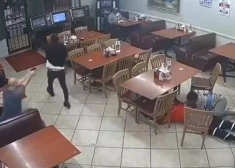 Virālā video "varonis", melnādaino laupītāju nošāvušais ēstuves apmeklētājs nav tiesājams, nolemj Teksasas zvērinātie
