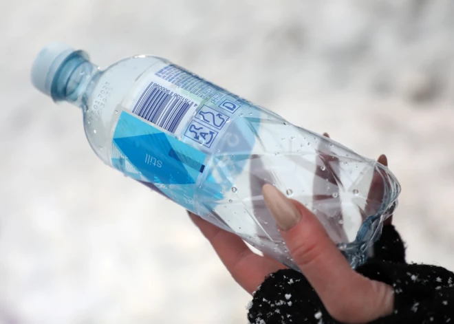 Cik daudz plastmasas nonāk tavā ķermenī, dzerot ūdeni no plastmasas pudelēm