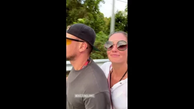 Агата Муцениеце едет на скутере с Александром Соколенко.