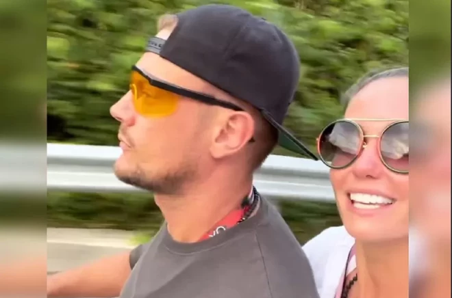 Агата Муцениеце едет на скутере с Александром Соколенко.