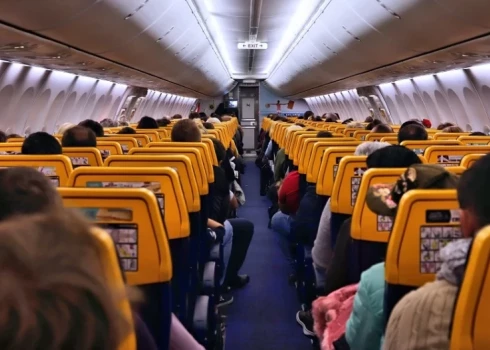 Гражданин Латвии устроил дебош на борту самолета Ryanair, пытаясь вытолкнуть через дверь сотрудника аэропорта