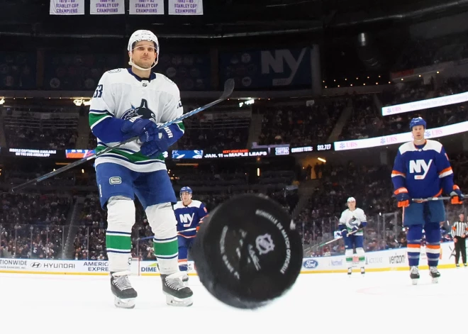 Bļugeram rezultatīva piespēle "Canucks" uzvarā NHL spēlē