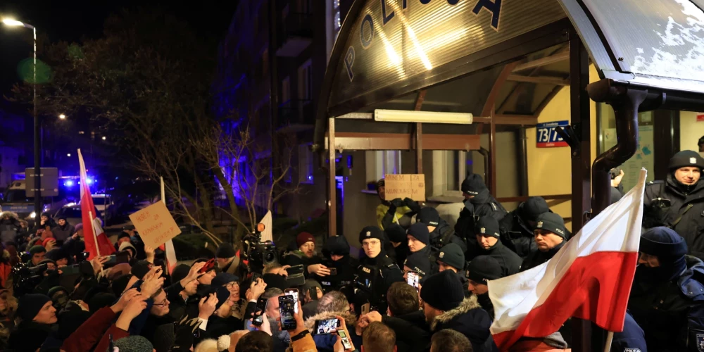 Polijas policija aizturējusi prezidenta pilī paslēpušos politiķus

