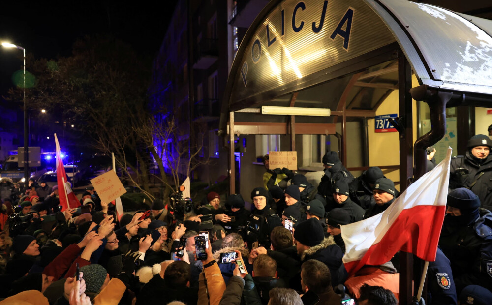 Polijas policija aizturējusi prezidenta pilī paslēpušos politiķus
