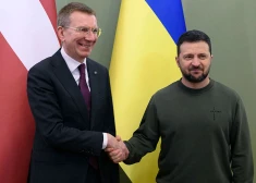 Latvijas prezidents Edgars Rinkēvičs (no kreisās) un Ukrainas presidents Volodimirs Zelenskis. 