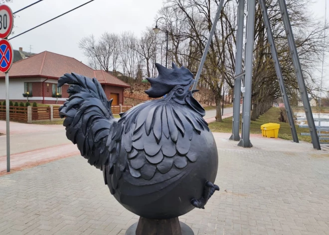 „Melnais gailis bumbā” pie Mēmeles tilta Bauskā.