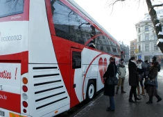 Cilvēki pie Valsts asinsdonoru centra autobusa.