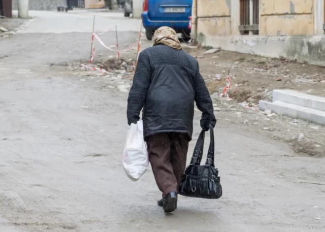 "Gāju mājās un raudāju," sieviete dalās emocijās pēc tam, kad svešai sirmgalvei veikalā nopirka produktus