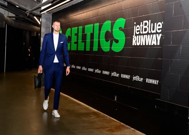 Porziņģis nespēlē "Celtics" uzvarā NBA mačā; Vembanjamam pirmais "triple-double"