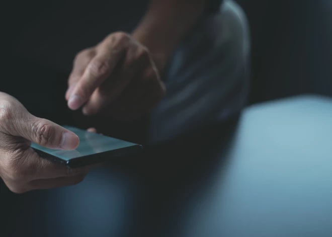 Valsts policija aiztur vīrieti, kurš ar īsziņas starpniecību no kāda iedzīvotāja izkrāpis gandrīz 950 eiro