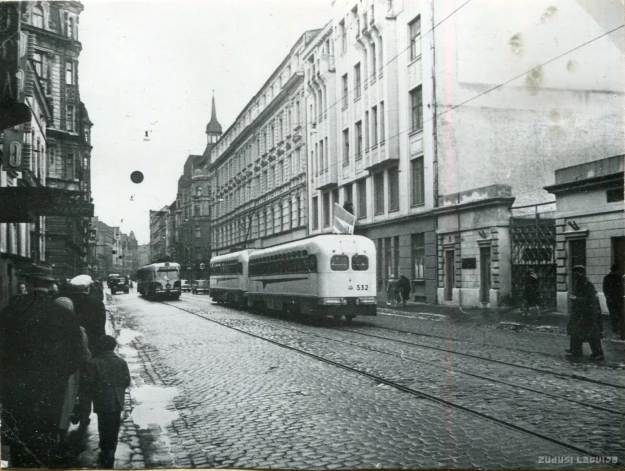 Marijas (agrāk – Suvorova) iela 1965. gadā (kreisajā pusē vīd kinoteātra “Progress” ēka, kuras vietā uzbūvēja Dzelzceļnieku kultūras namu).