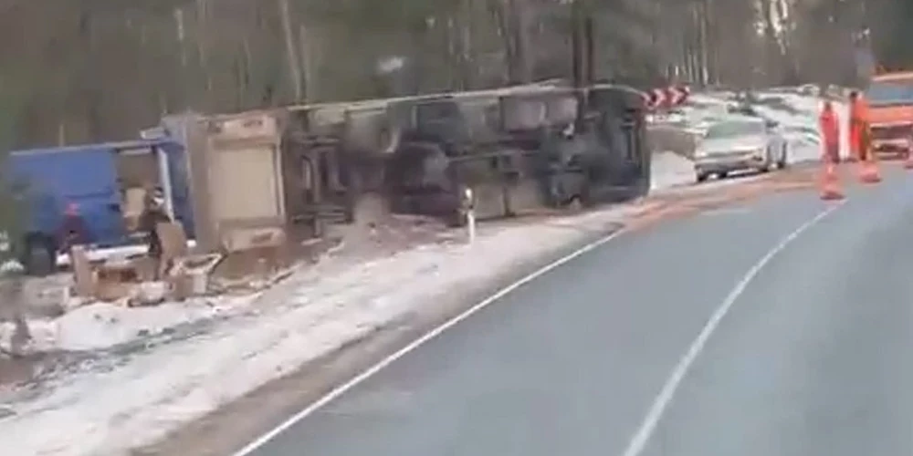 Avarējušais kravas auto.