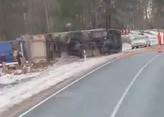 VIDEO: uz ceļa starp Ķegumu un Ķekavu avarējis kravas auto