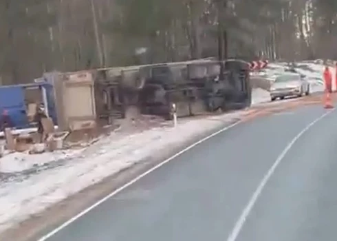 VIDEO: uz ceļa starp Ķegumu un Ķekavu avarējis kravas auto