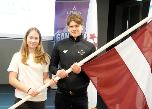 FOTO: Jaunatnes ziemas olimpisko spēļu atklāšanas ceremonijā Latvijas karogu nesīs monobobslejiste Kotāne un hokejists Mūrnieks