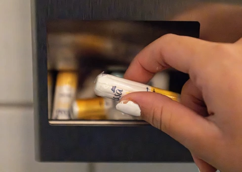 Menstruāciju dēļ katra sestā meitene Latvijā kavējusi stundas.