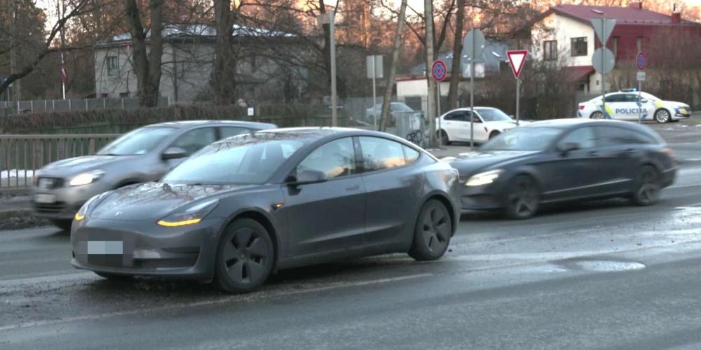 "Шок до сих пор остался": водитель Tesla сбил ребенка на переходе в Пардаугаве