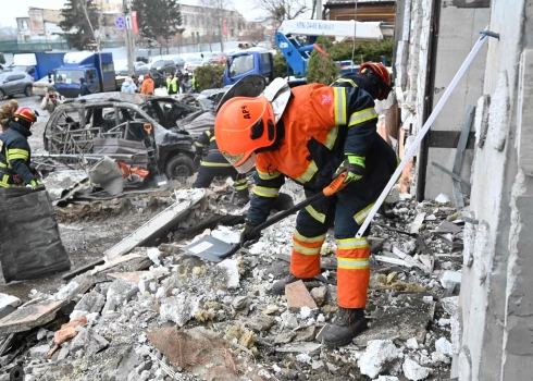 Glābēji Harkivā pēc okupantu raķešu uzbrukuma notīra gruvešus.