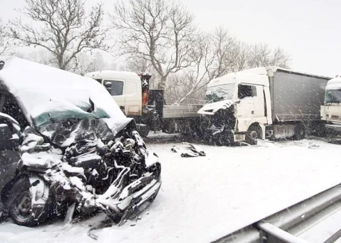 FOTO: Tallinā spēcīgā sniegputenī masveida avārijā saskrienas vismaz 25 auto 