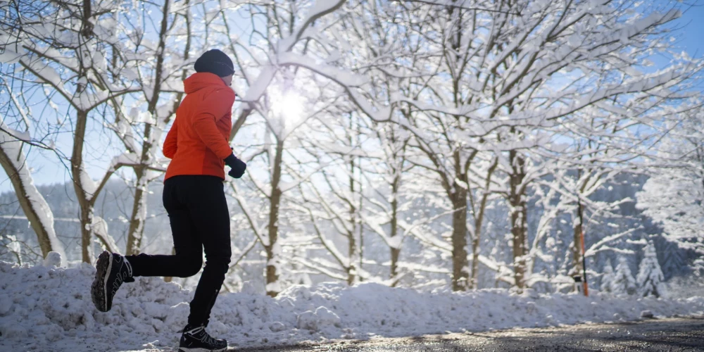 Советы для любителей физической активности зимой: какой должна быть одежда и экипировка