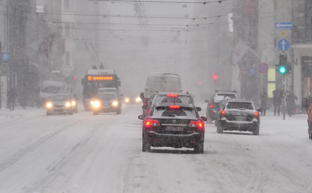 Snigšanas dēļ Rīgā palēninājusies satiksme; sabiedriskais transports kavējas