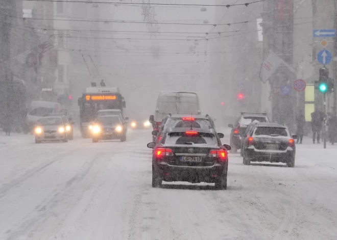 Snigšanas dēļ Rīgā palēninājusies satiksme; sabiedriskais transports kavējas