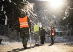 Šveices karavīri uzstāda žogus pirms Pasaules Ekonomikas foruma 54. gadskārtējās sanāksmes Davosā.