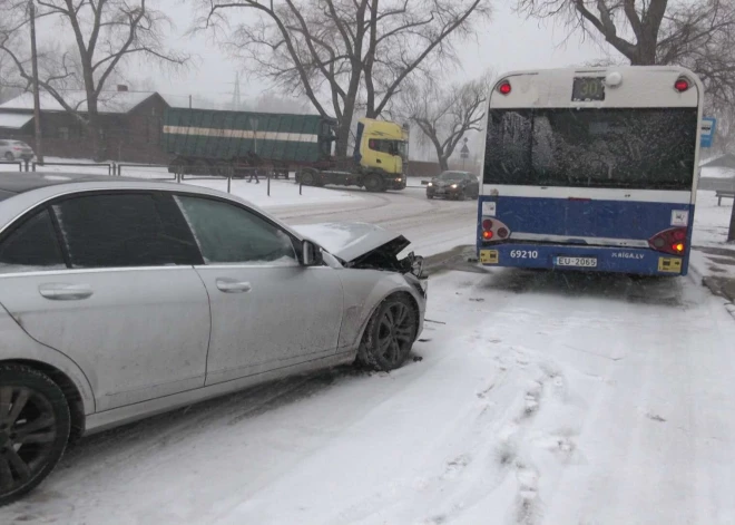 "Хорошо, что все живы": в Болдерае женщина за рулем Mercedes внезапно въехала в 30-й автобус