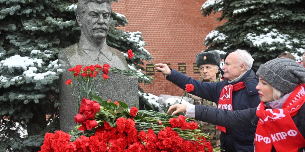 Piemineklis Staļinam pie Kremļa sienas – pateicībā par nogalinātajiem miljoniem. Vēl tikai pietrūkst rosola bļodas.