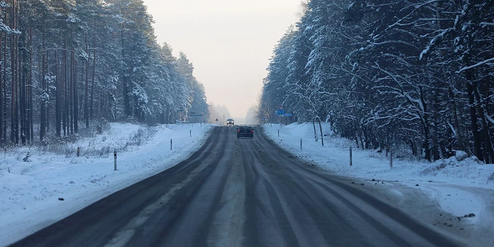 Sestdienas rītā sniegs un apledojums Latvijā apgrūtina braukšanu, šoferiem jābūt uzmanīgiem