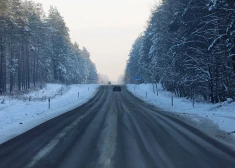 Sestdienas rītā sniegs un apledojums Latvijā apgrūtina braukšanu, šoferiem jābūt uzmanīgiem