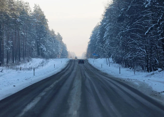 Visā Latvijā apgrūtināta braukšana pa valsts galvenajiem un reģionālajiem autoceļiem.